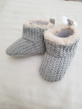 GAP Baby Knit Booties in Light Gray with Cream Faux Fur
